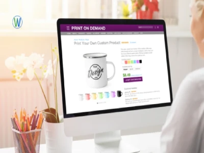 امرأة تستعرض مُهيئ منتجات الطباعة حسب الطلب على جهاز كمبيوتر.