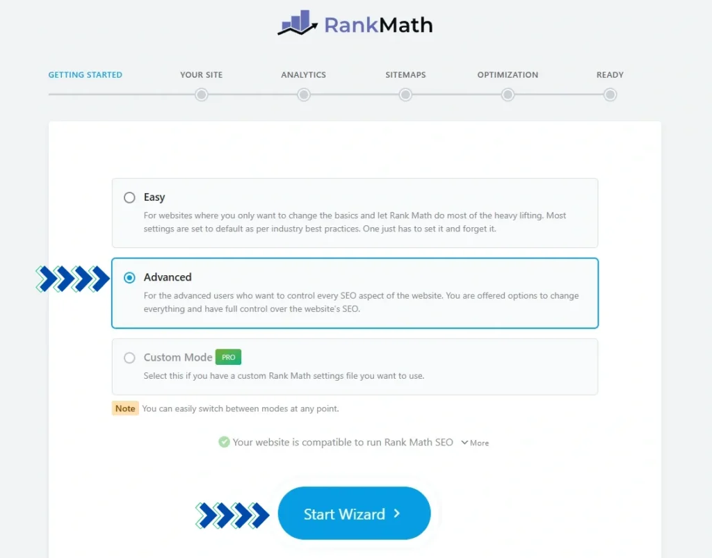 يعرض موقع Rank Math قائمةً تظهر للمستخدم في صفحة "البدء". يمكنه الاختيار بين خيارات سهلة، أو متقدمة، أو مخصصة. تم اختيار "متقدم".
