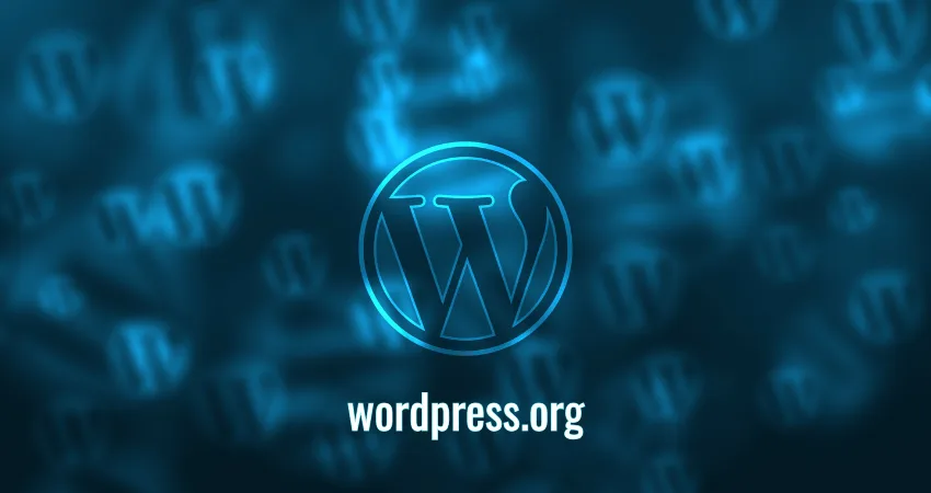 شعار ووردبريس أزرق. تُظهر الخلفية شعارات ووردبريس باهتة في عمق مجال ضبابي. النص يقول "wordpress.org".