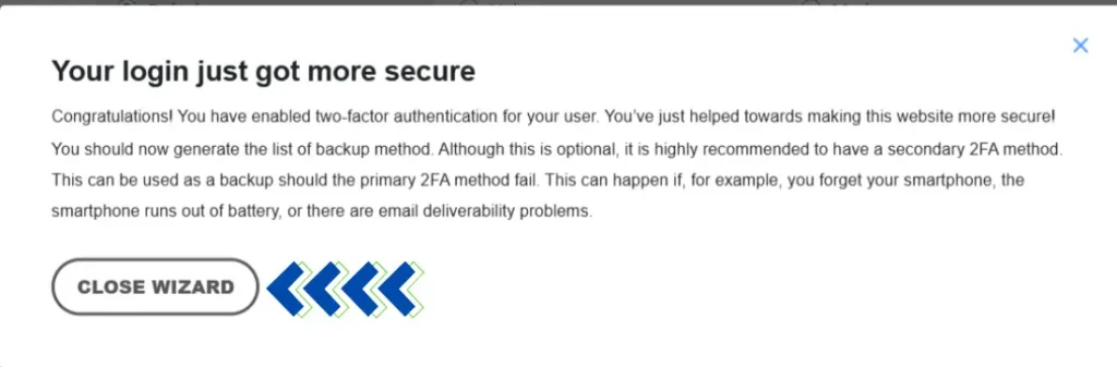 نافذة منبثقة على موقع إلكتروني تُعلم المستخدم بأن تسجيل دخوله أصبح أكثر أمانًا بفضل تفعيل المصادقة الثنائية. تتضمن الرسالة "تسجيل دخولك أصبح أكثر أمانًا" وزر "إغلاق المعالج".