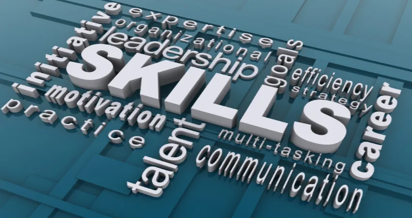 نص أبيض على خلفية زرقاء مخضرة يقول "المهارات". يتضمن النص المحيط: الخبرة، والتنظيم، والقيادة، والكفاءة، والاستراتيجية، والمهنة، وتعدد المهام، والتواصل، والموهبة، والممارسة، والتحفيز، والمبادرة.