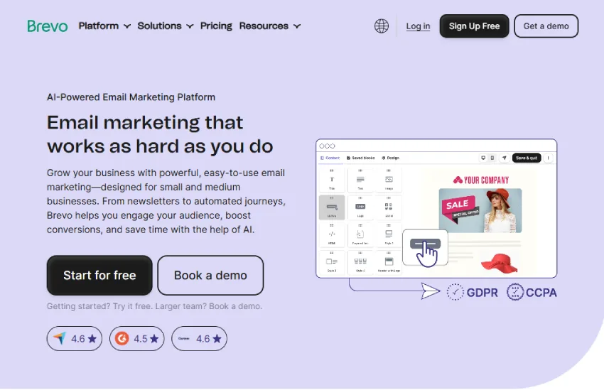 يعرض هذا الإعلان منصة تسويق عبر البريد الإلكتروني، تتضمن ميزات مدعومة بالذكاء الاصطناعي وتصميمًا سهل الاستخدام. يوفر الموقع خياري "البدء مجانًا" و"حجز عرض توضيحي". 
