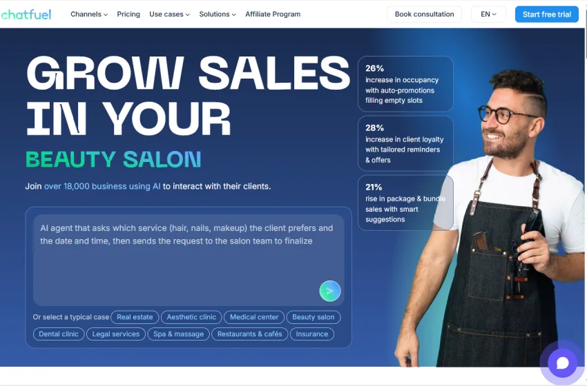 رجل شاب ذو بشرة فاتحة ولحية كاملة يرتدي نظارات دائرية، يقف على الجانب الأيمن من الإطار. يرتدي قميصًا أبيض وسروالًا غير مرئي، مع مريلة سوداء معلقة على كتفيه. يعبر وجهه عن السعادة بابتسامة عريضة، وينظر إلى جهة اليسار قليلاً. يظهر الخلفية بتدرجات من اللون الأزرق الداكن والأبيض، تتضمن نصوصًا ورسومًا بيانية حول زيادة المبيعات في صالون التجميل. تظهر كلمات "GROW SALES IN YOUR BEAUTY SALON" بخط كبير في الجزء العلوي الأيسر. الإضاءة طبيعية وتبرز ملامح الوجه والألوان. تظهر الصورة بأسلوب إعلاني حديث يهدف إلى الترويج لخدمات الذكاء الاصطناعي لصالح صالونات التجميل.